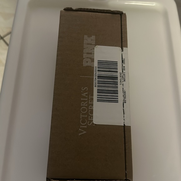 NEW Victoria's Secret
Natural Beauty Hydrating Body Lotion Coconut Milk & Rose - Picture 5 of 7